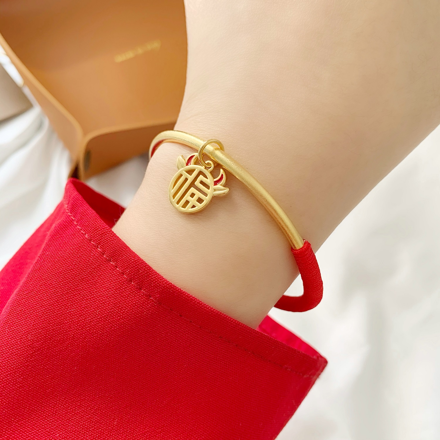 新年转运红绳传承手镯女沙金福字金牛牌吊坠手镯