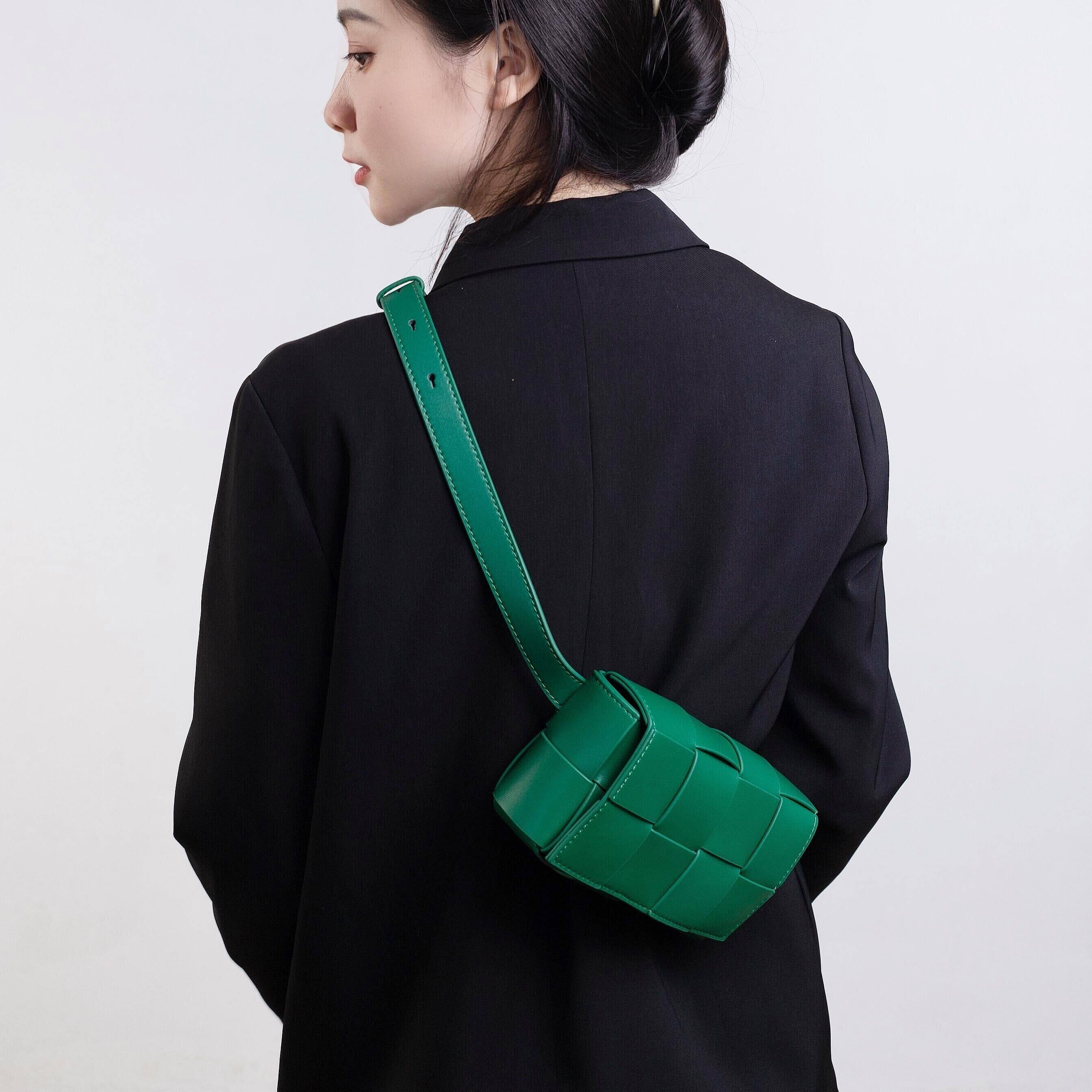 哈妞家ins女包斜跨包包绿色编织真皮腰包女cassette通用款女包