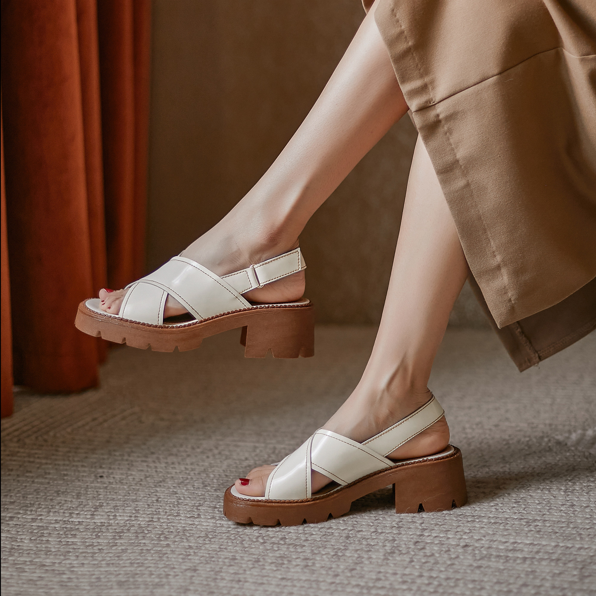 2021夏季新款厚底凉鞋时尚复古粗跟真皮交叉罗马凉鞋