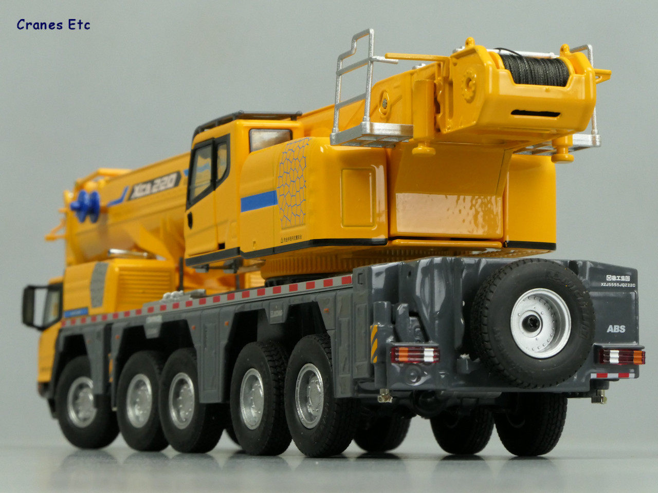 雅高新款徐工xca220吊车模型成品黄色驾驶室可开车模