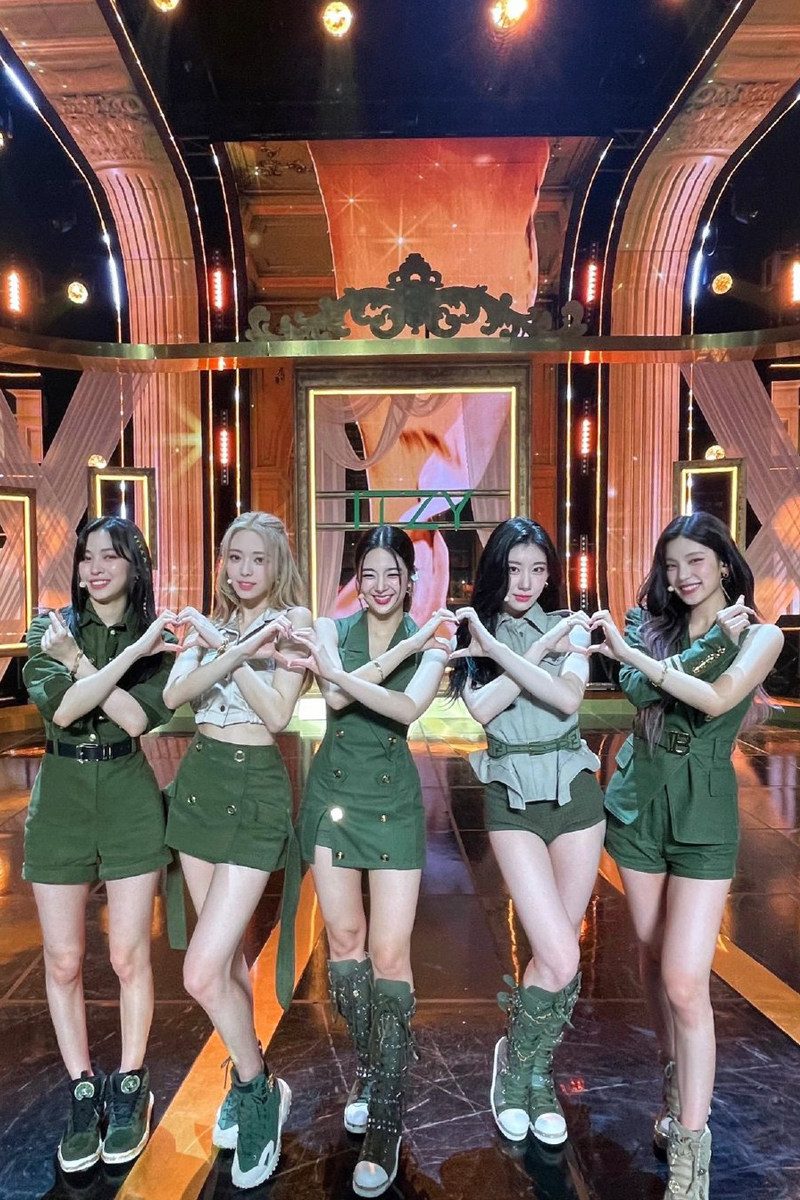 韩国女团itzysneakers军装制服风舞舞台跳舞表演民族服装