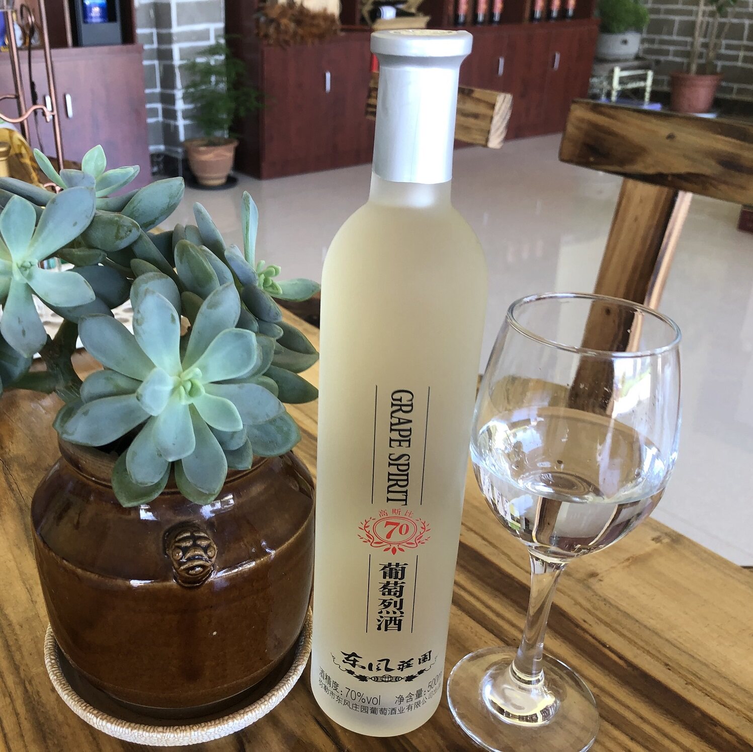 云南红酒东风庄园70度葡萄烈酒实惠盒装干白静态葡萄酒