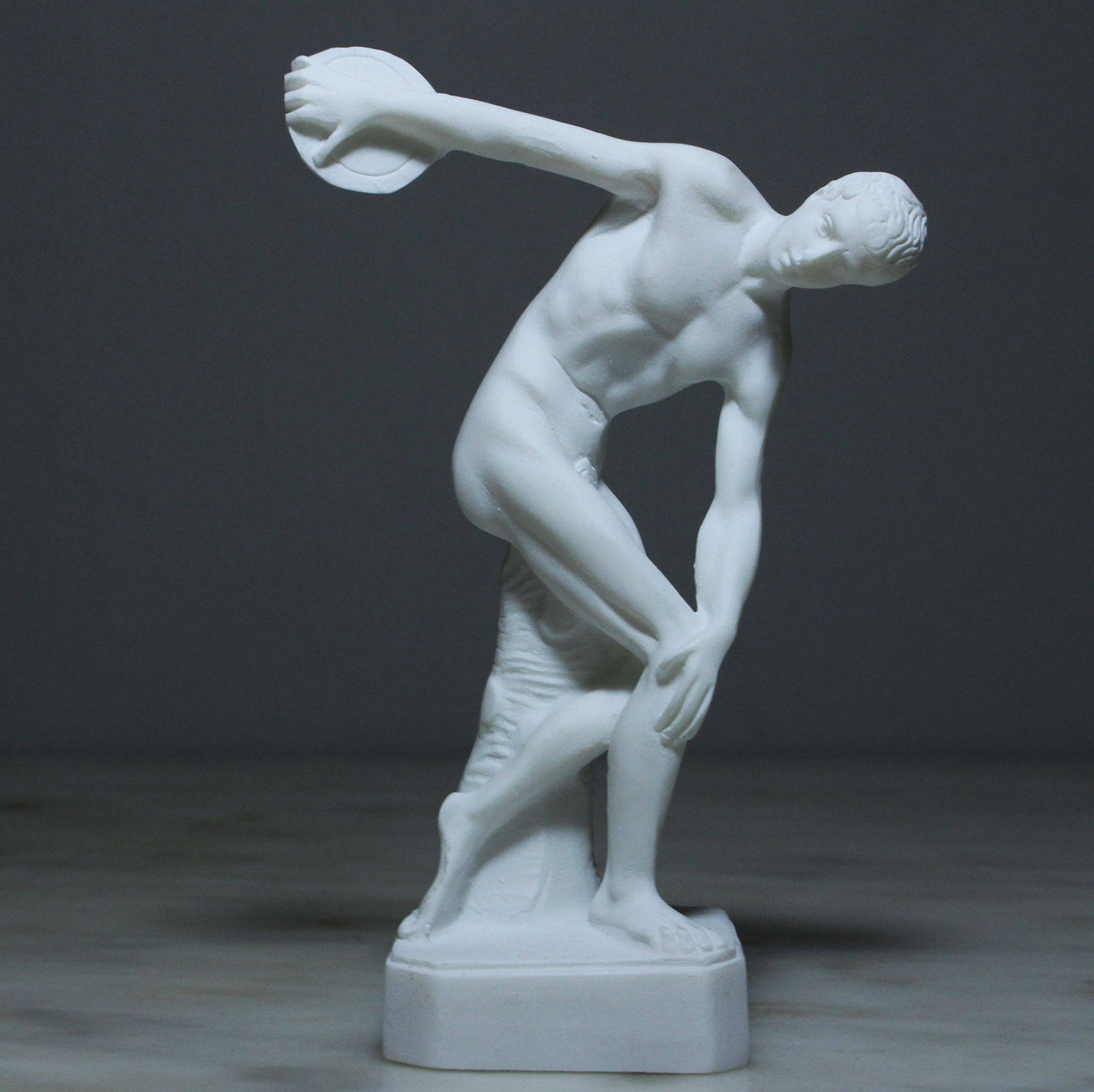 巨大圆盘投掷者铁饼希腊雕像雪花石膏手工雕塑摆件