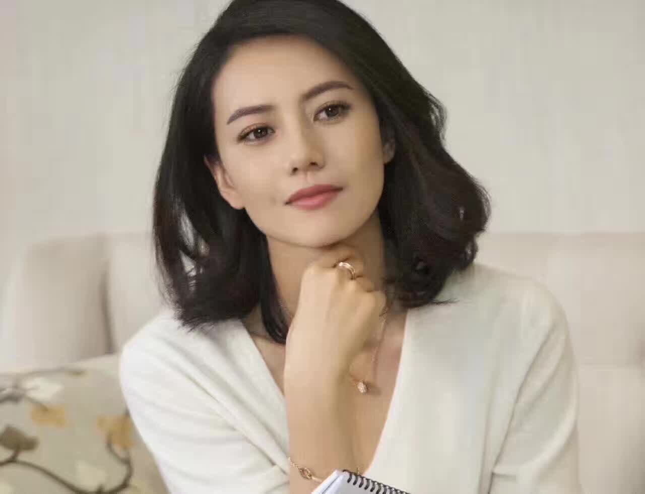 高圆圆满钻彩金小众轻奢锁骨项链同款旋转金旋转项链