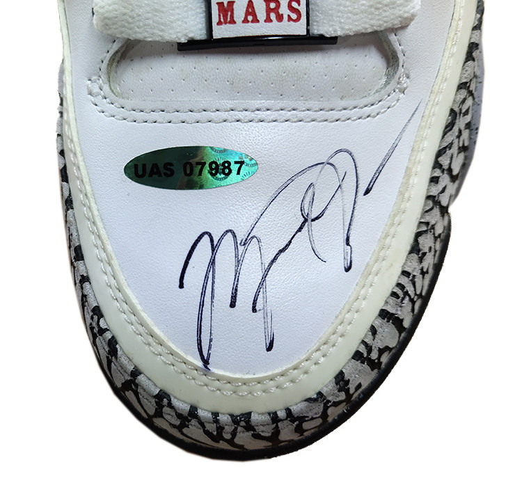 现货迈克尔乔丹亲笔签名篮球球鞋火星之子uda文化