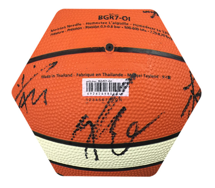 中国男篮周鹏阿尔斯兰任骏飞亲笔签名篮球展示文化