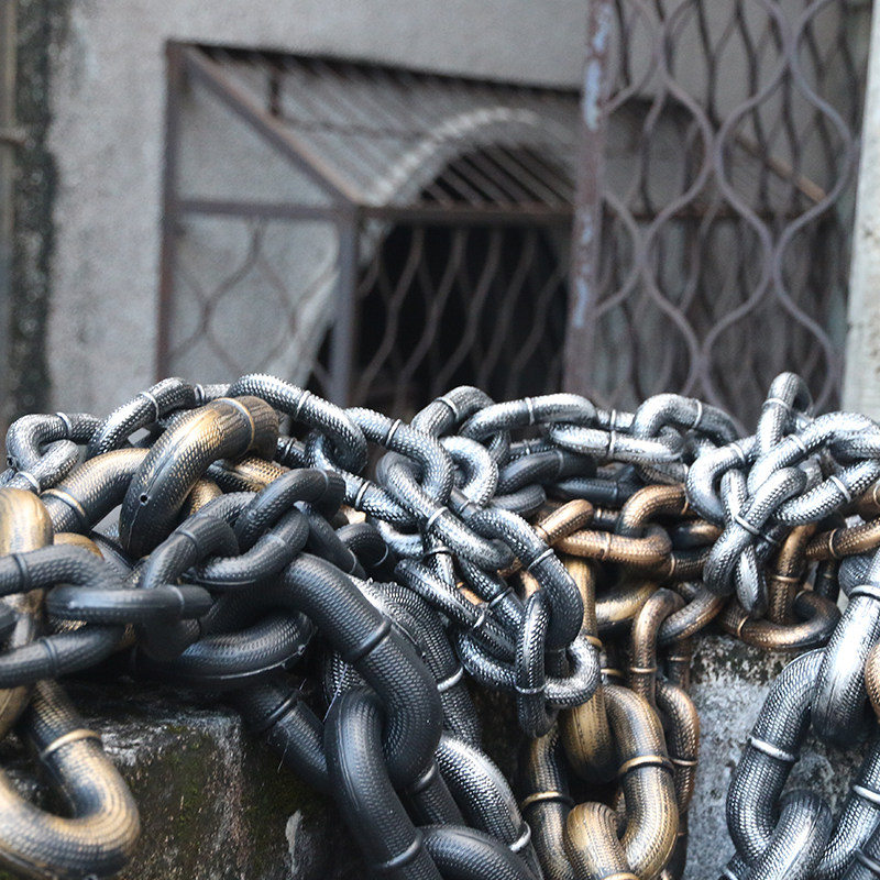 万圣节鬼节装饰品场景布置道具影视仿真假铁链cos酒吧塑料囚犯