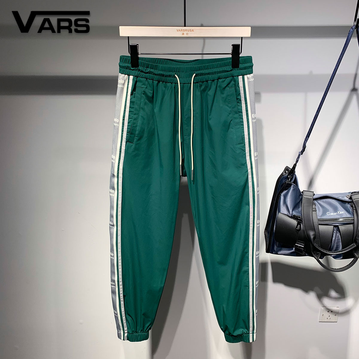 VARSRUSA夏季运动时尚休闲裤男韩版潮流织带拼色绿色束脚九分裤薄