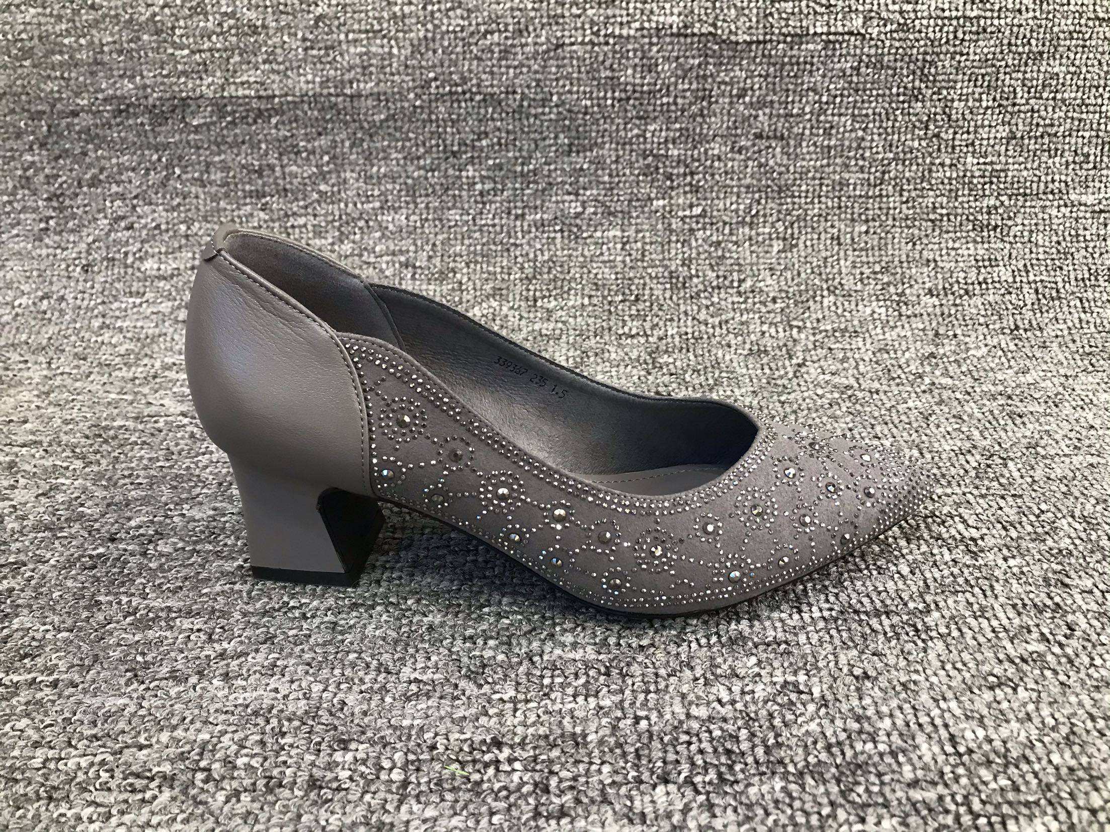 春达女鞋2020春夏夏秋新款真皮粗跟浅口尖头单鞋