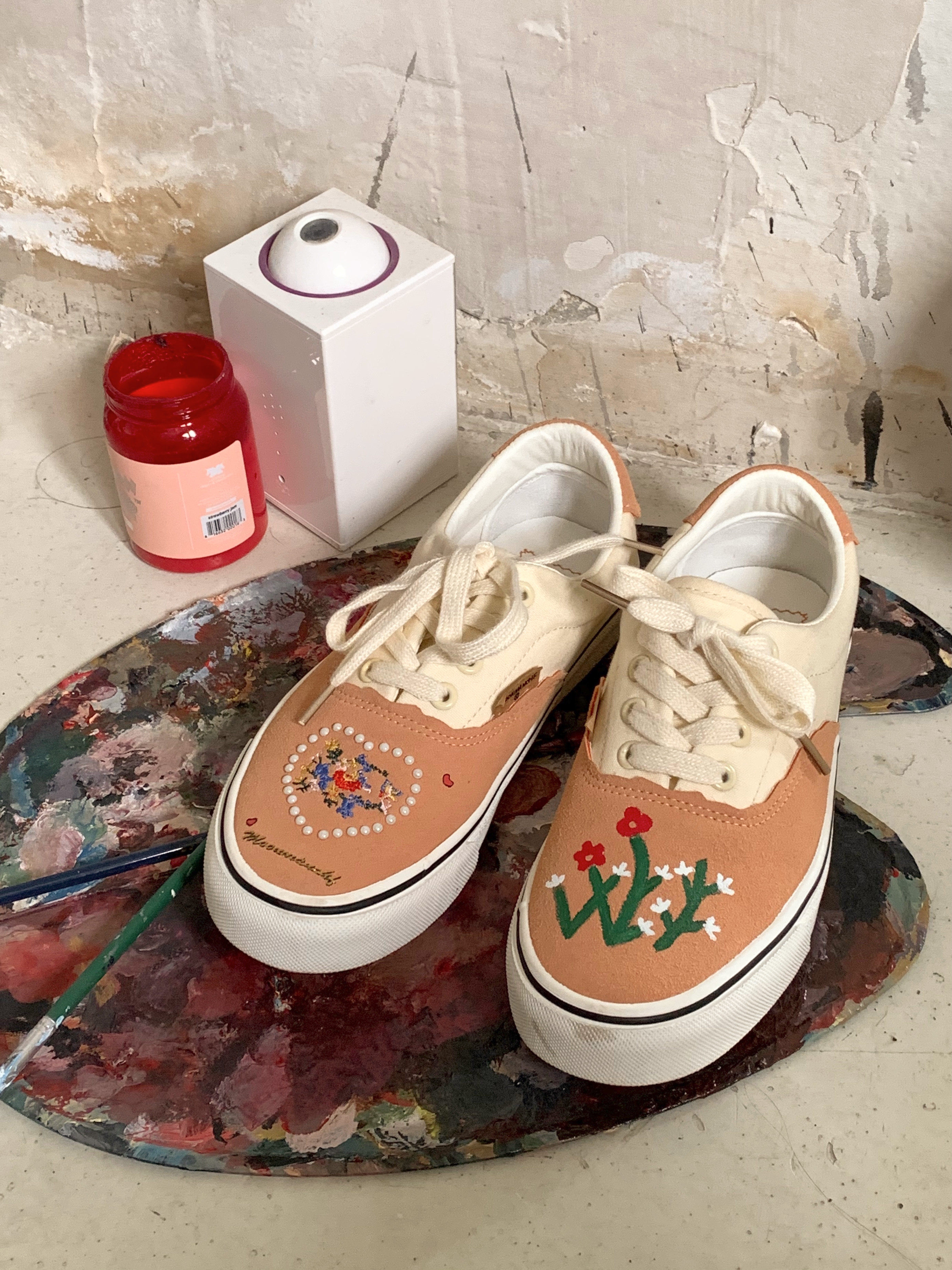 许刘芒原创设计丙烯颜料涂鸦帆布鞋珍珠刺绣复古浪漫油画