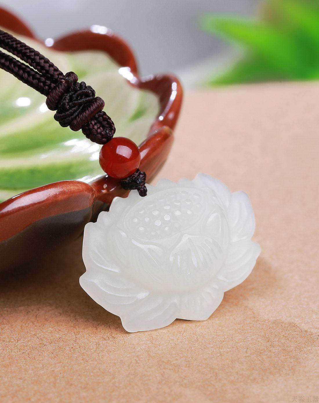 翡翠昆仑山礼物项链女款水晶钻石礼品挂件吊坠颈饰