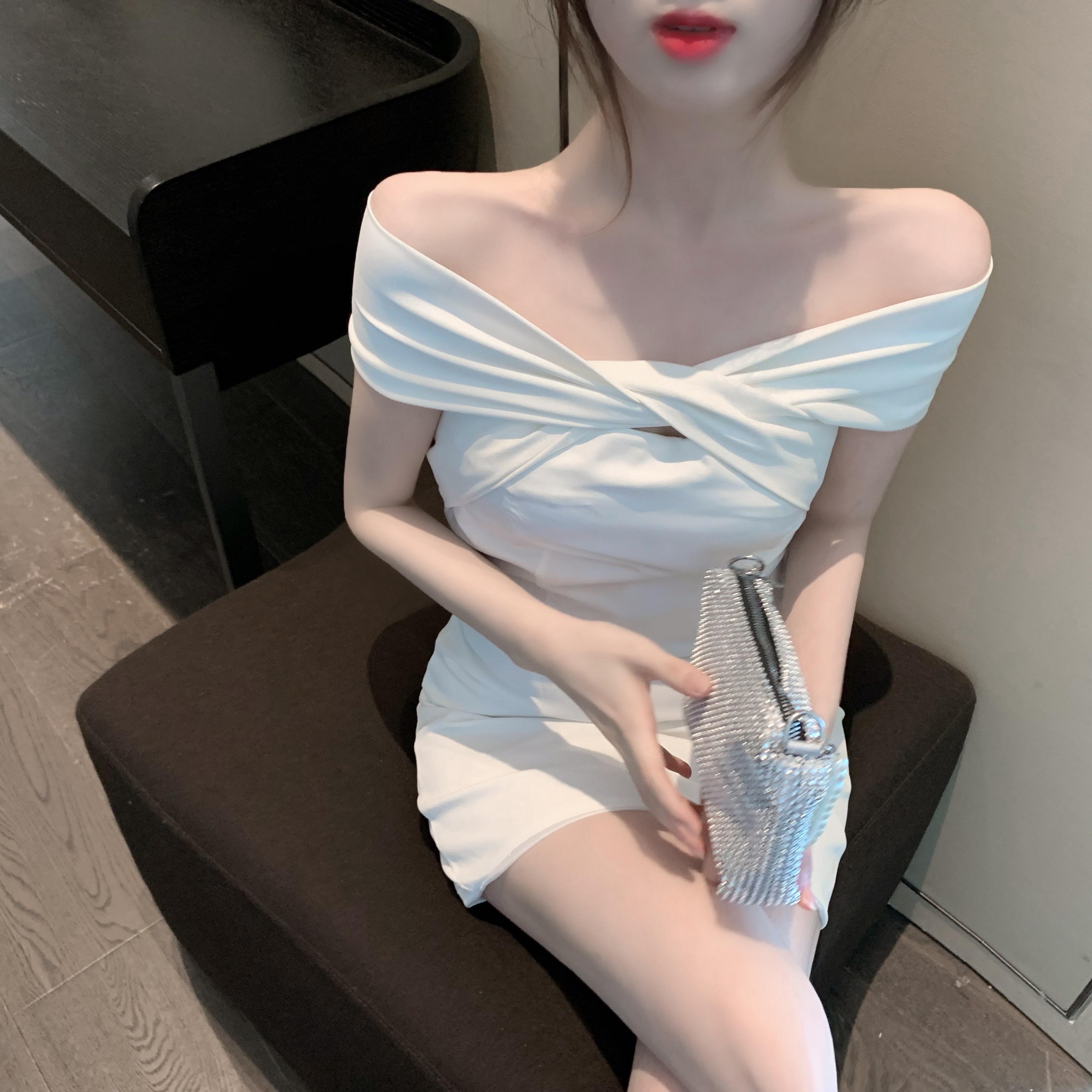 法式性感一字露肩高端名媛设计白色连衣裙女收真丝上装