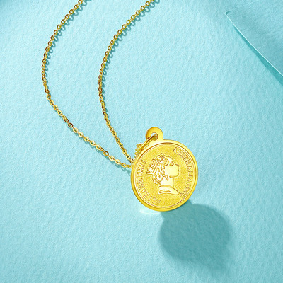 锁骨链六桂珠宝女王头像圆牌黄金吊坠女款足金项链挂坠颈饰