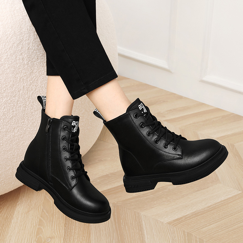 马丁靴女英伦风2021年时尚洋气软底真皮平底短靴妈妈款秋冬季加绒