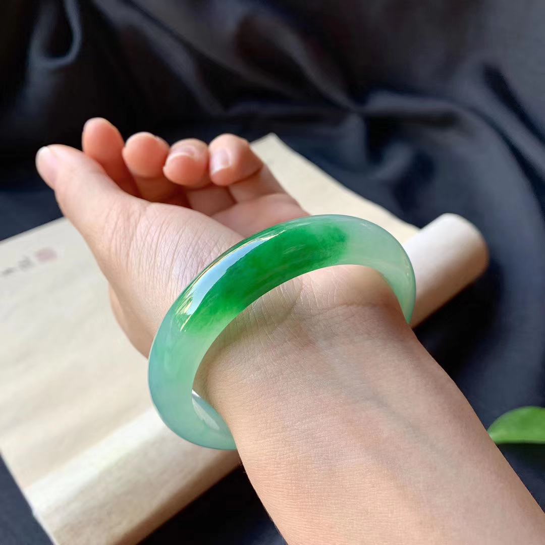 翡翠手镯冰种飘花绿冰糯种天然翠玉帝王女款手镯