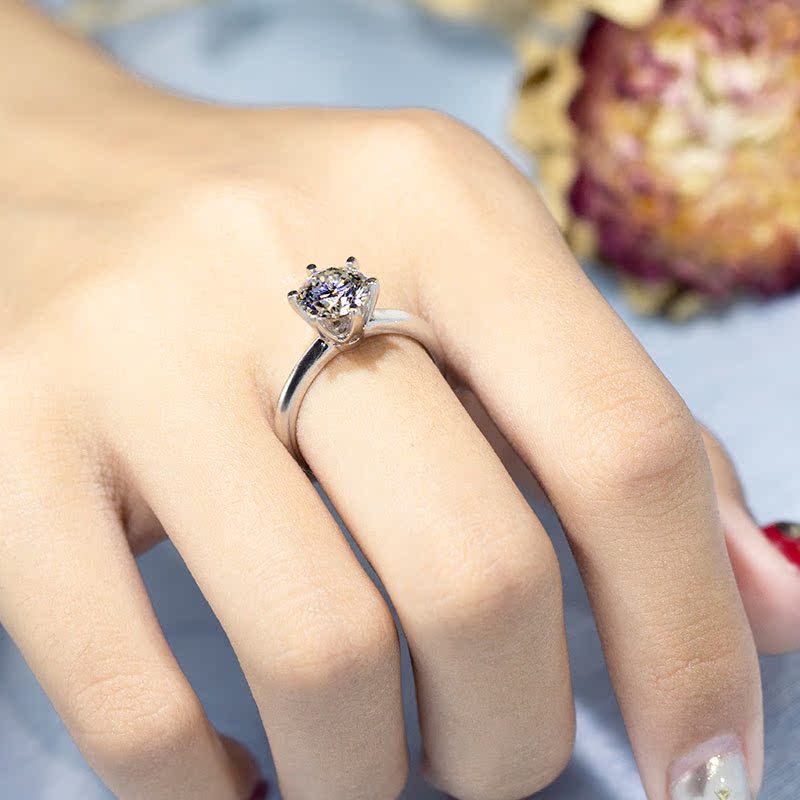 千孚18k白金女士简约光臂莫桑石六爪1克拉钻戒戒指