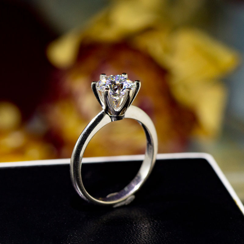 千孚18k白金女士简约光臂莫桑石六爪1克拉钻戒戒指