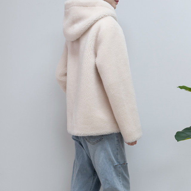 2020 autumn and winter new style Haining sheep shearling coat women short fashionable hooded one-piece lamb fur coat 2020 autumn and winter new style Haining sheep shearling coat women short fashionable hooded one-piece lamb fur coat