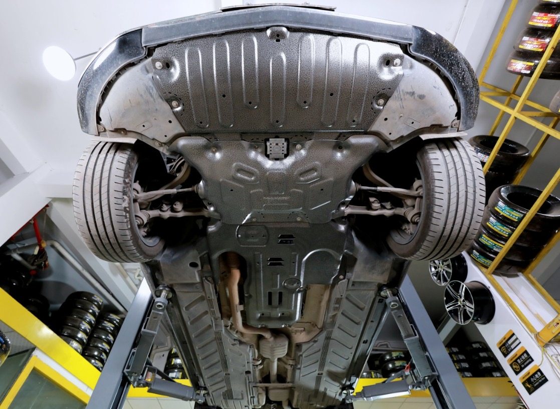 专用c200l底盘护板机下发动机发动cla200glc260l新奔驰车底防护板