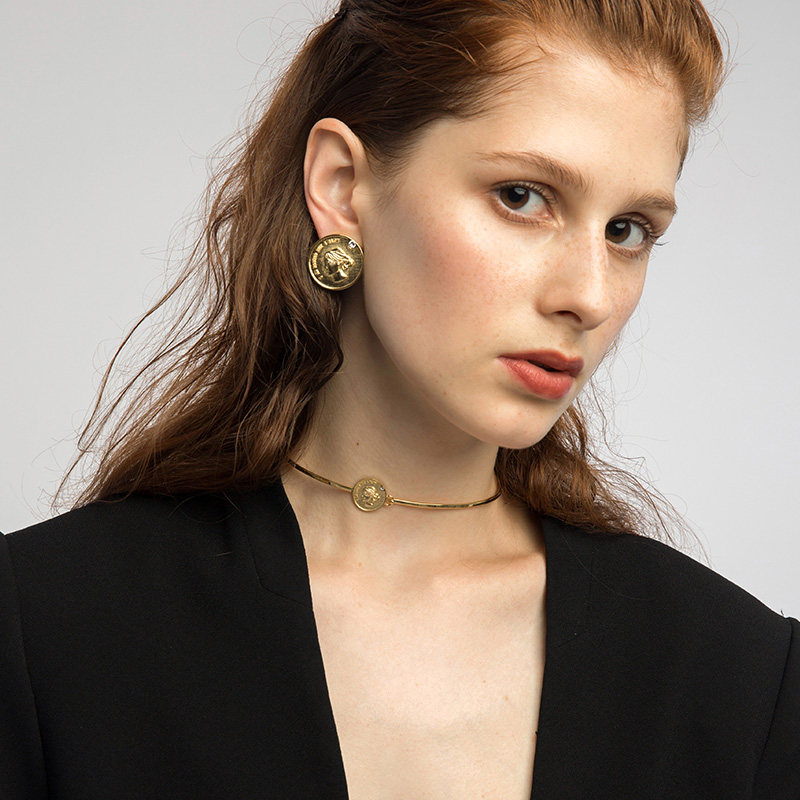 ooak x yvonne ching 伍尔芙头像项圈硬币造型锁骨圈时尚雅致颈圈