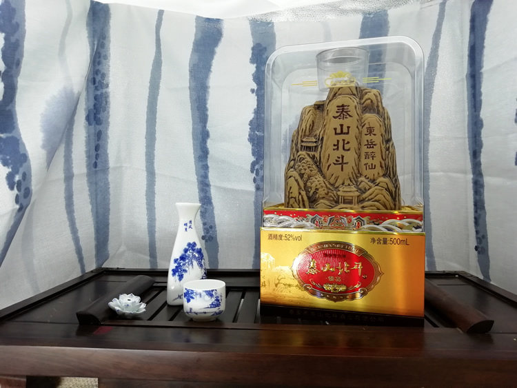 泰山北斗酒业臻品浓香山型白酒封坛原浆礼盒装上档次五岳独尊造型