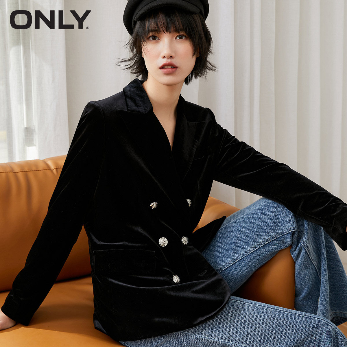 only2020冬季新款时尚通勤风简约纯色绒面双排扣西服女|121108009