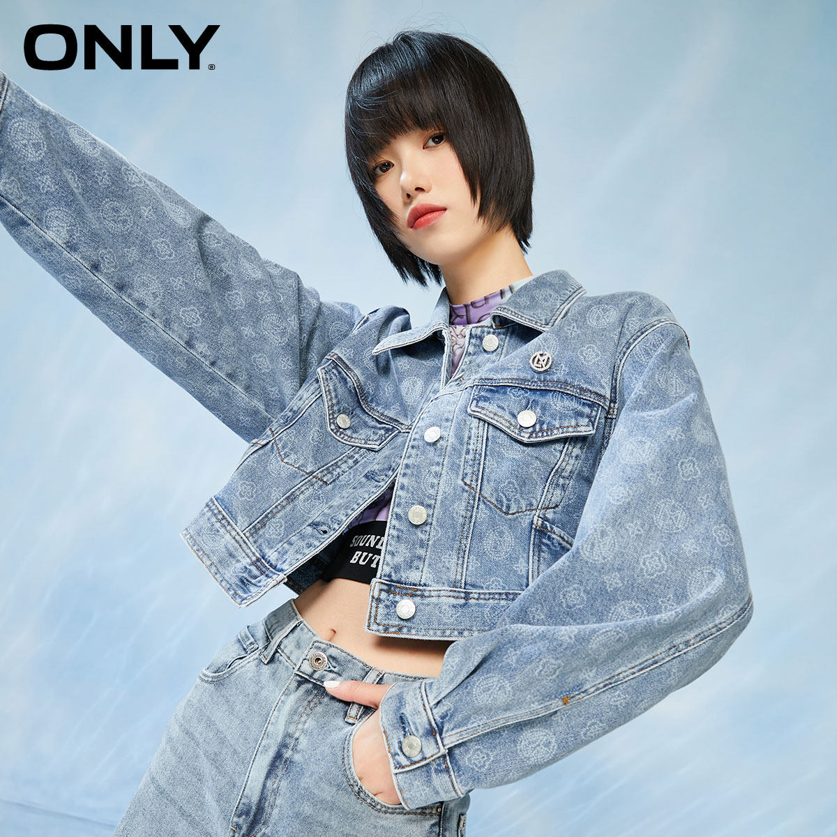 only2021夏季新款时尚短款宽松几何印花牛仔风衣风衣