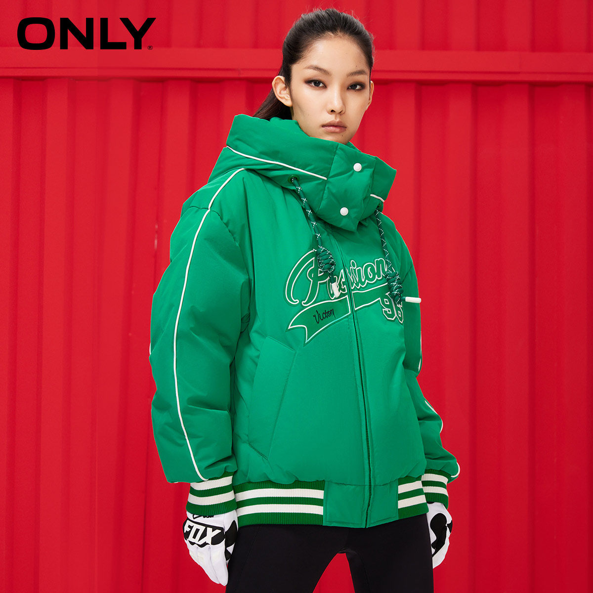 only白鸭绒棋盘格连帽短款宽松羽绒服女