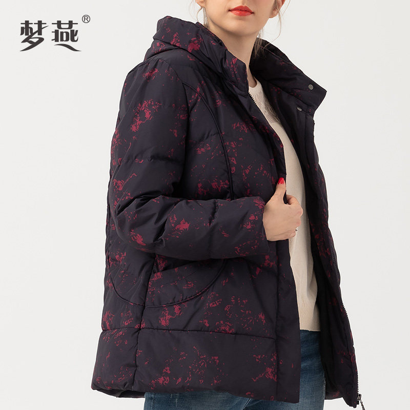 梦燕2020冬季新款连帽休闲风经典清水羽绒服印花洋气妈妈保暖羽绒