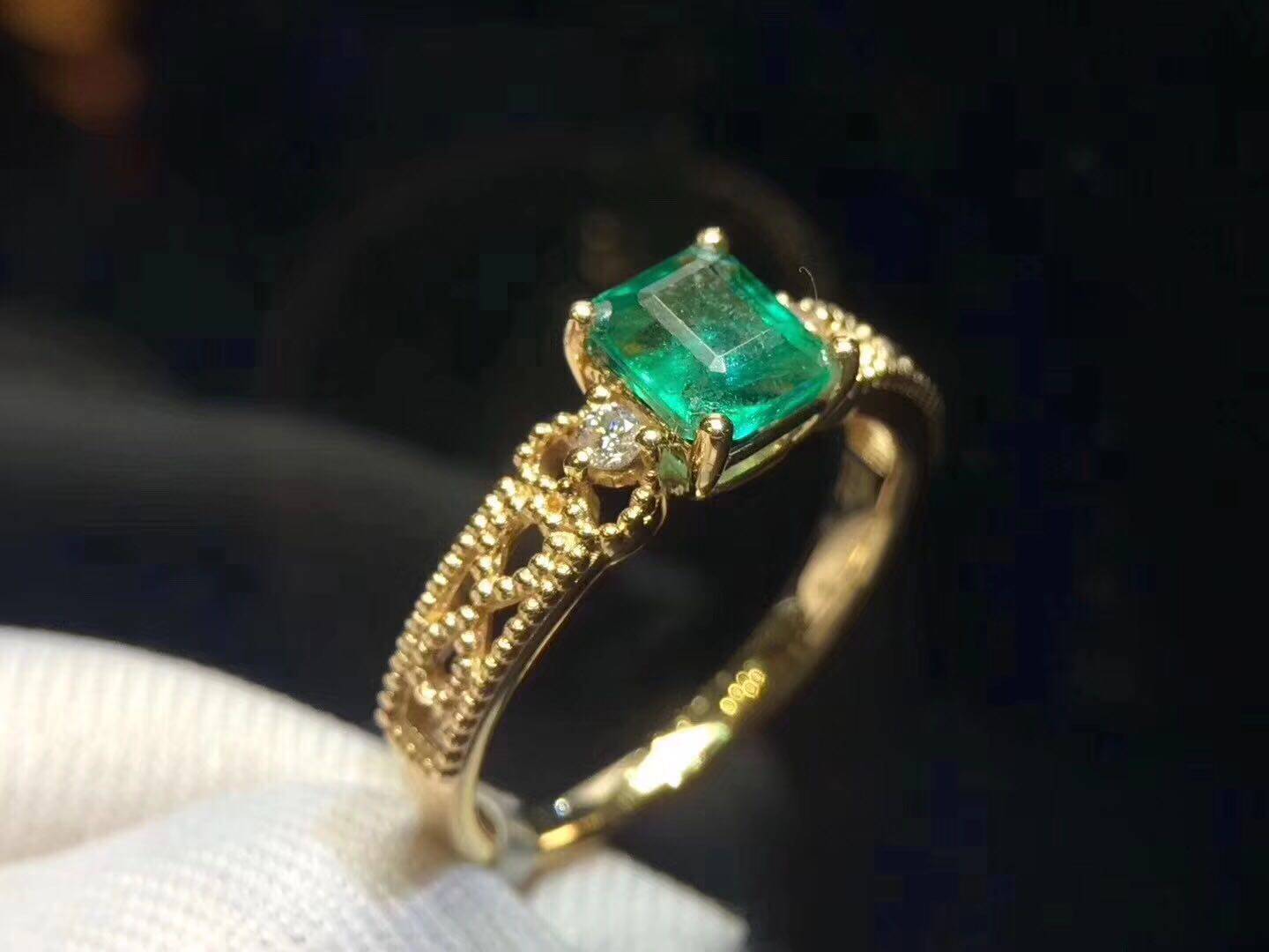 天然18k时尚指环金方黄金方哥伦比亚宝石绿色宝绿色戒指