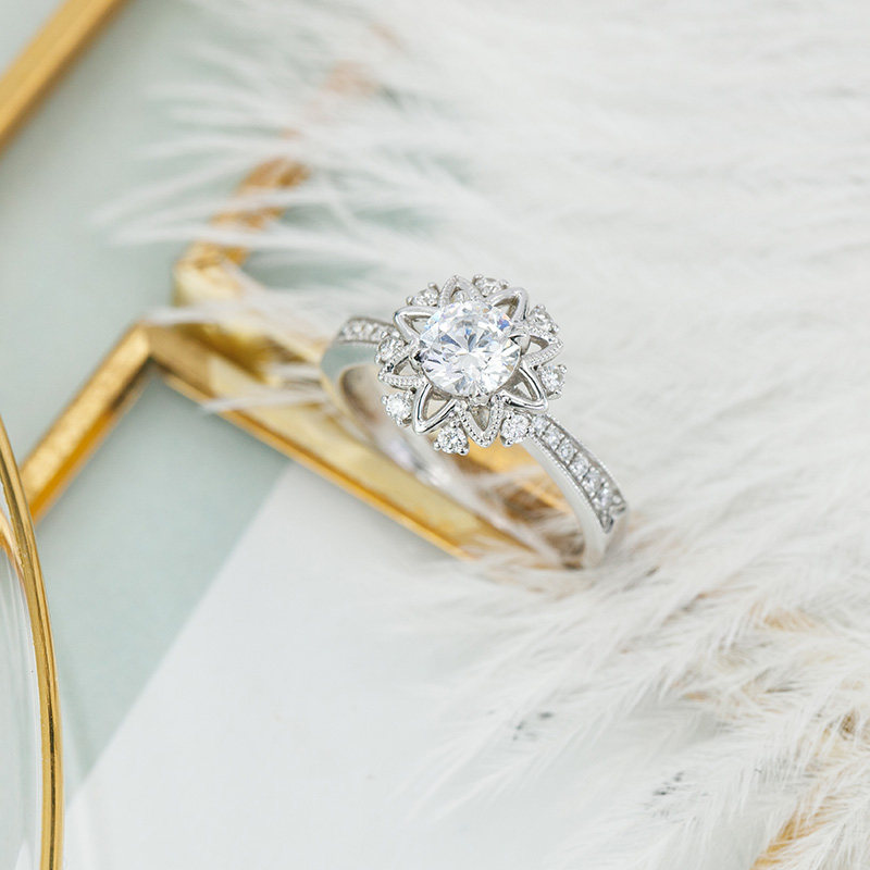 梵誓oneswear玛格丽特18k金一克拉女钻石戒指求婚结婚情侣钻戒