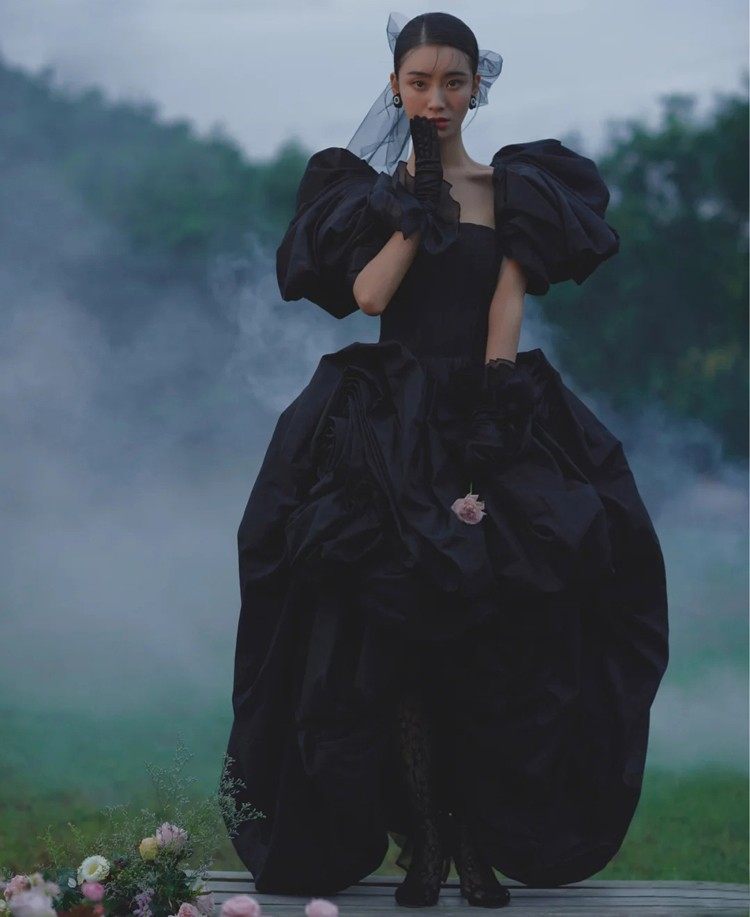 21新款影楼森系主题服装情侣拍照摄影婚纱礼服个性黑色泡泡袖婚纱