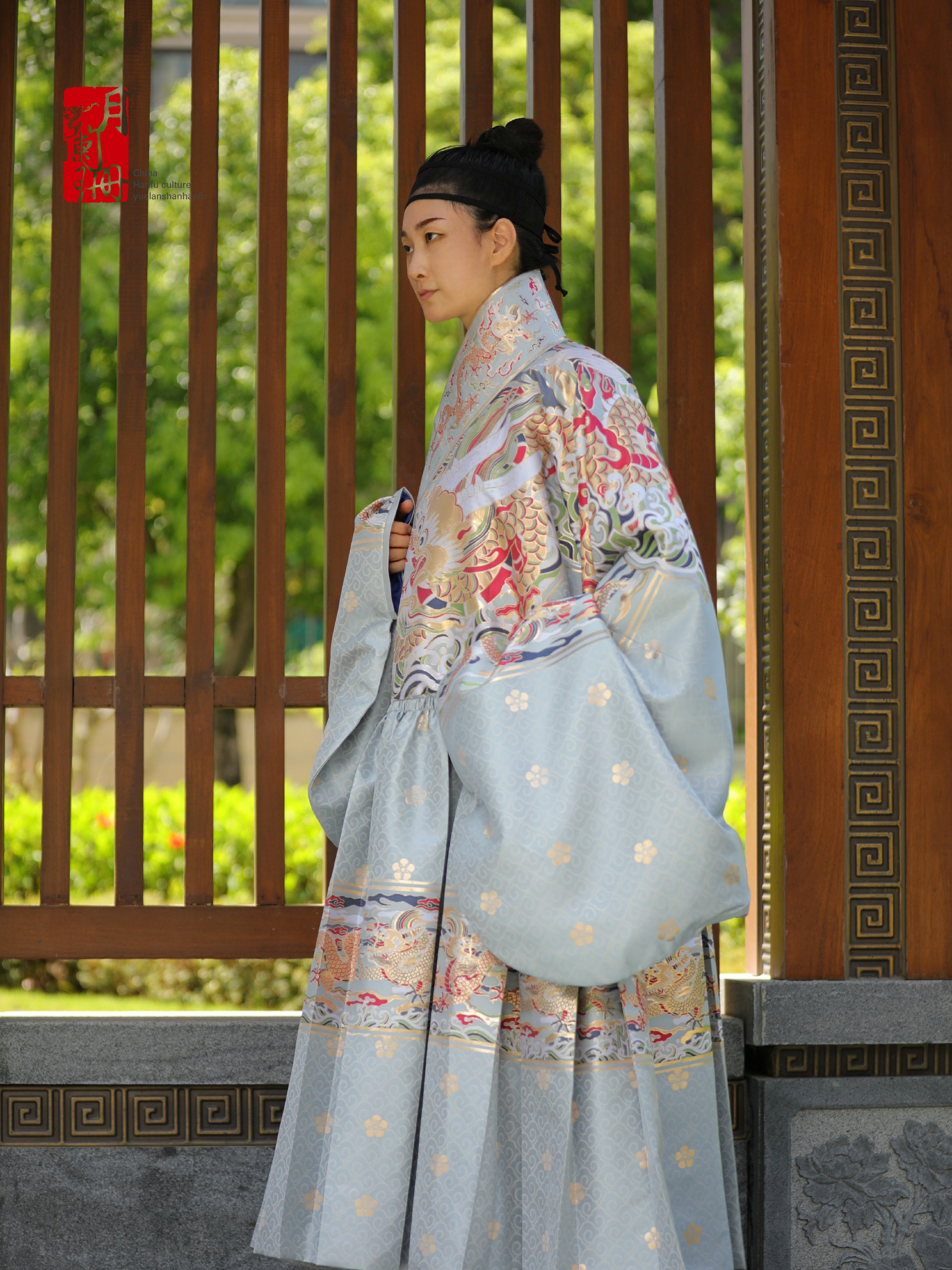 展示宝地圆领道袍贴里曳撒明制妆花龙纹金原款汉服