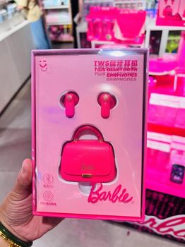 MINISO Barbie ຊຸດຂອງປະທານແຫ່ງຄວາມຈໍາເປັນປະຈໍາວັນ ຖົງນ້ໍາຈອກພັດລົມ doll