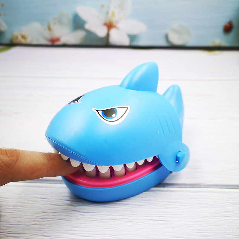 咬手鲨鱼牙齿手指鳄鱼咬人解压减压神器小男创意