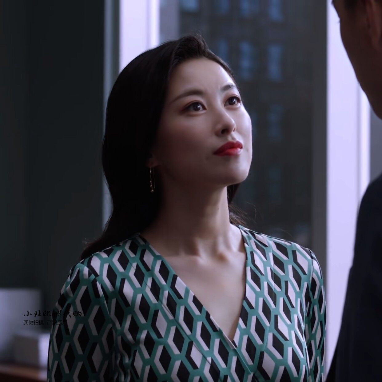 精英律师栗娜朱珠同印花绿色裹身连衣裙女夏短款连衣裙