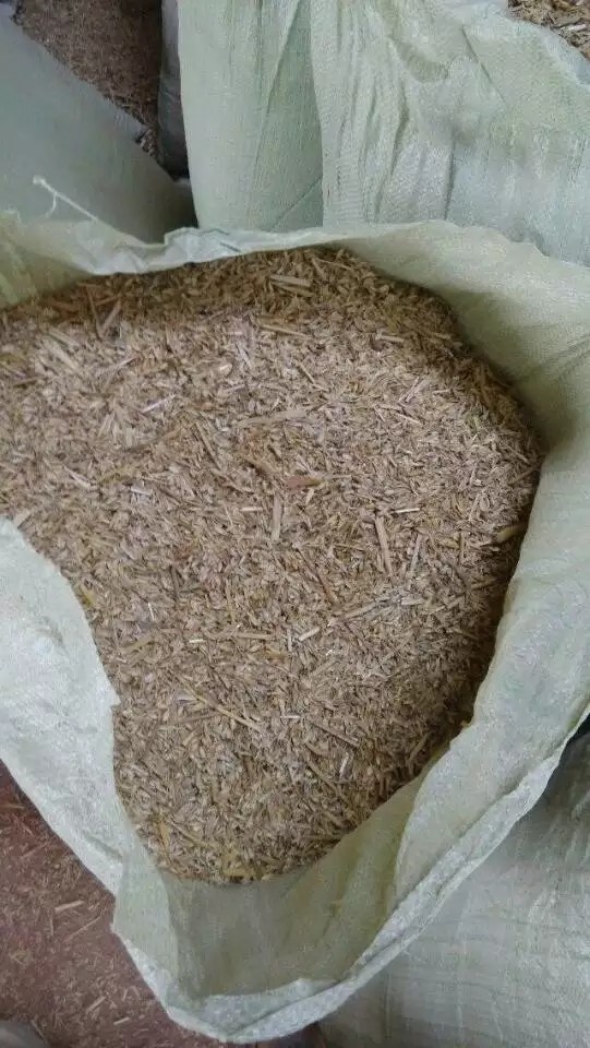 新鲜牛羊马驴小麦壳反刍饲料打包压缩养殖用干饲料原料