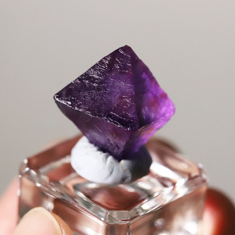 天然紫色八面体萤石颗粒矿物晶体教学标本科普奇石