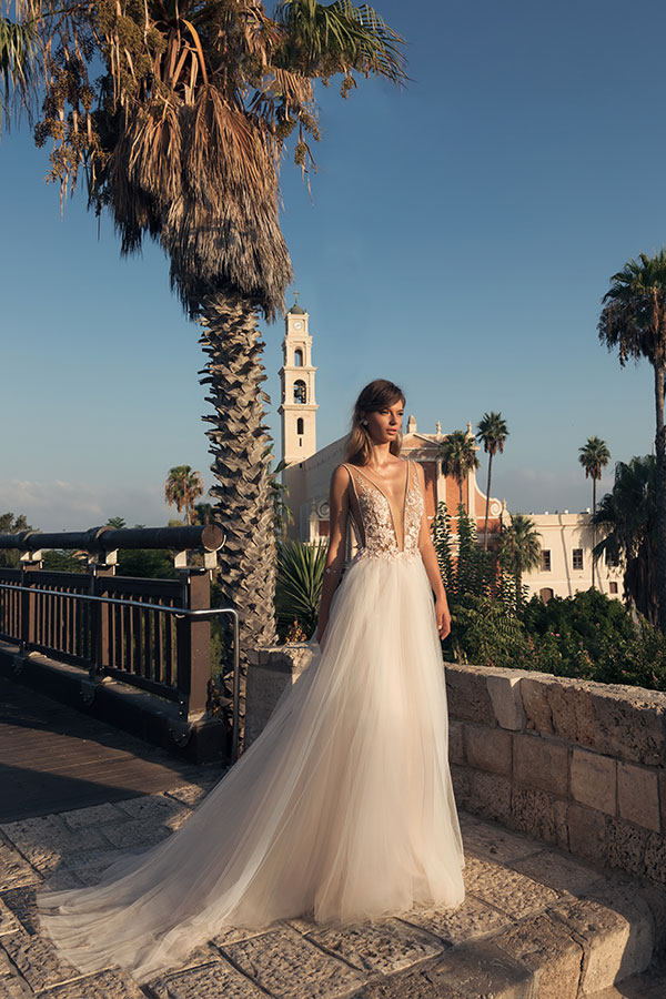 julie vino 2021年新款 性感深v领大露背户外旅拍草坪沙滩婚礼婚纱