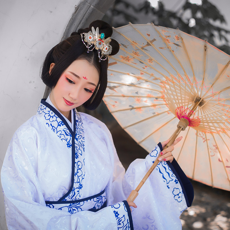 布许新款魏晋风汉女生青花瓷三绕曲裾深毕业班成人民族服装