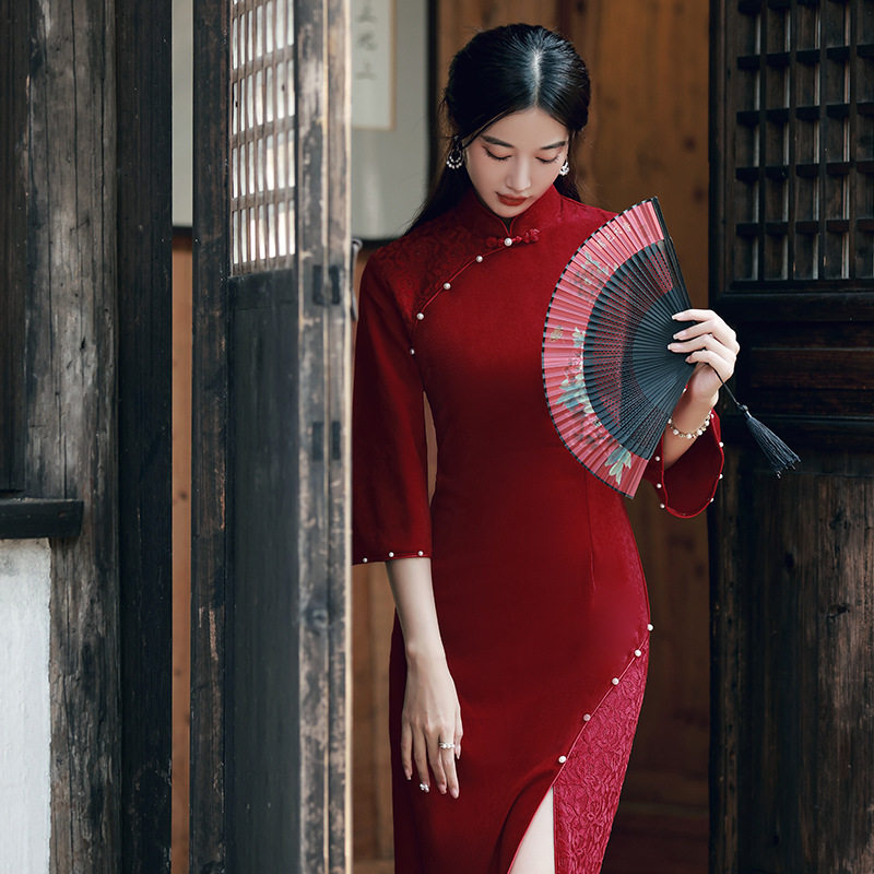 秋冬冰花绒蕾丝改良版旗袍年轻款复古中长款红色连衣裙新娘敬酒服