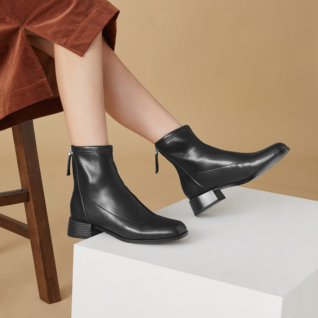 千百度女鞋加绒时装秋冬新款女靴中跟短靴瘦瘦时装靴