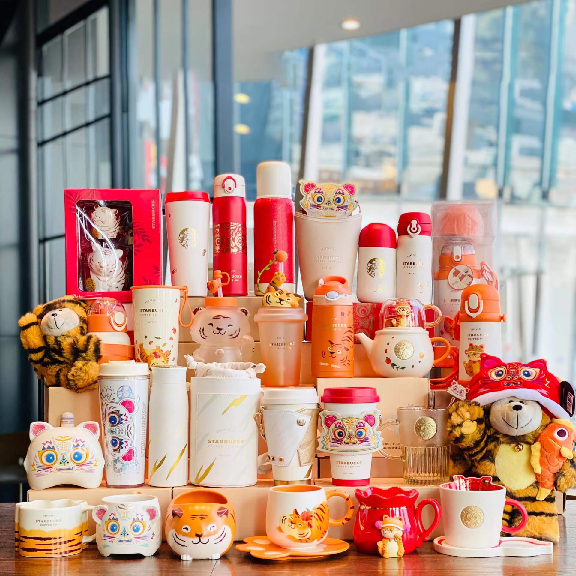 星巴克22年虎年新春新年生肖保温杯萌虎吸管陶瓷马克杯