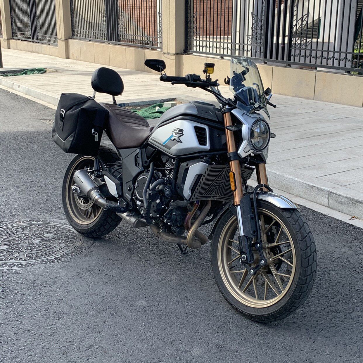 现货适用于春风700cl-x改装背后货架700clx尾箱边包架摩托车尾翼