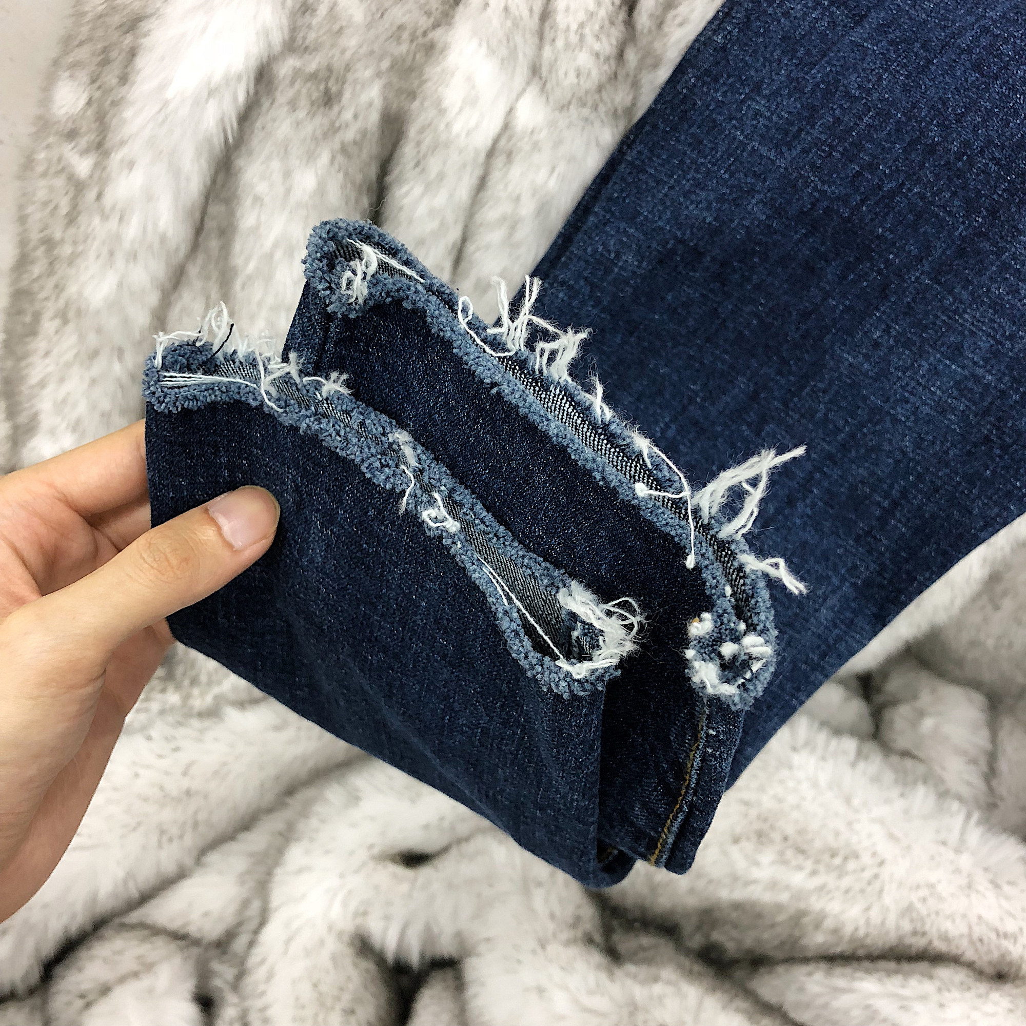 态度/ 秋冬搭配显瘦 水洗深蓝原色 修身毛边牛仔裤 九分小脚裤男