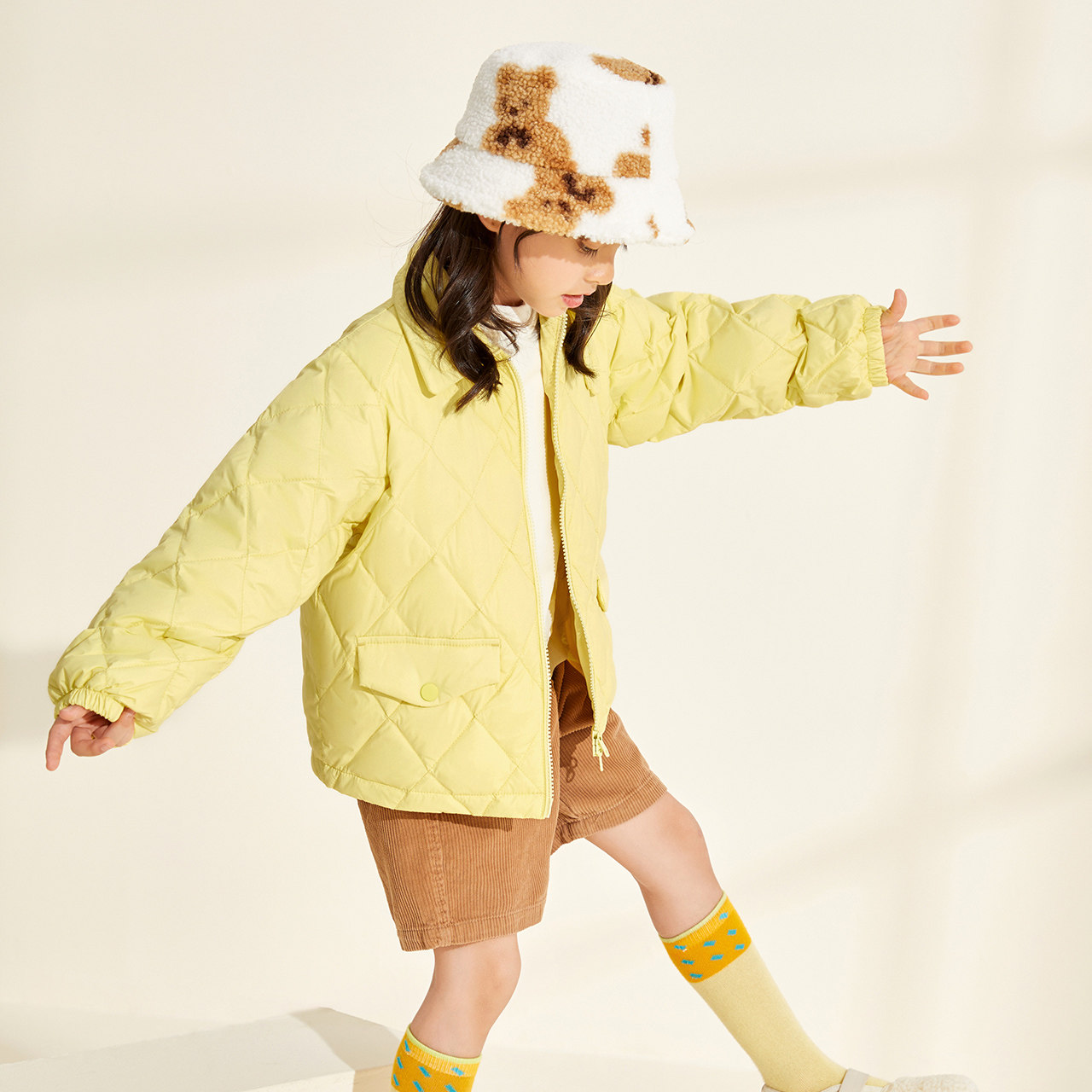 雪中飞2021秋冬新品轻暖系列暖色小花时尚设计女孩童装短款羽绒服