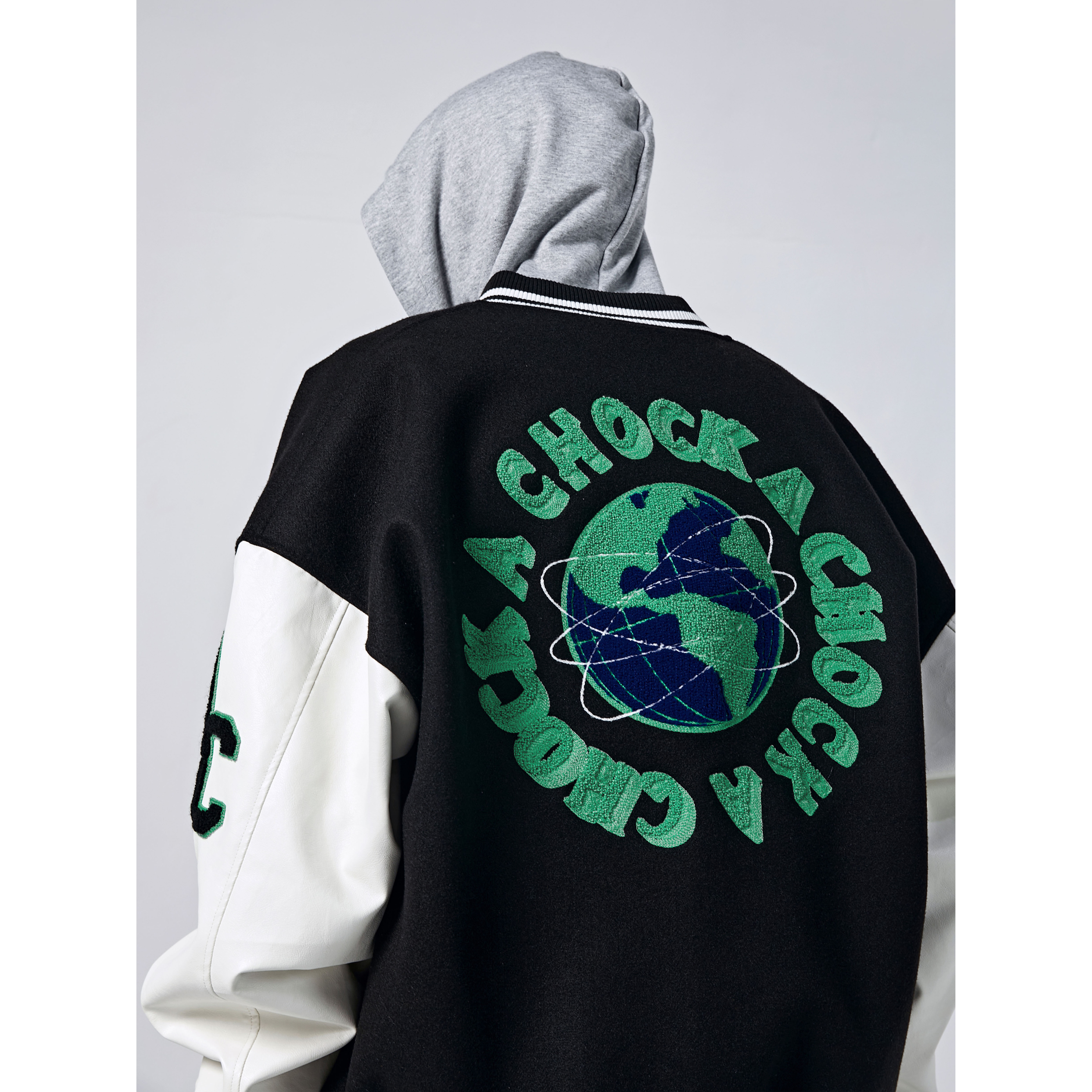 A chock国潮原创绿色刺绣美式棒球服潮woo专属落肩袖夹克情侣外套