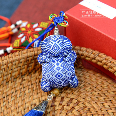 卖的广西壮族特色民间手工艺品壮锦香包挂件壮锦