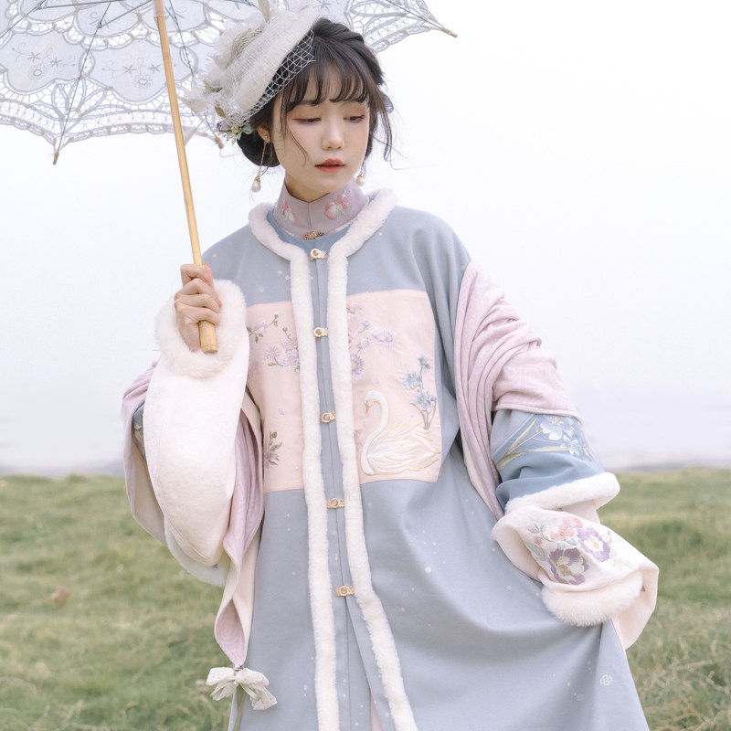 远山雪落天鹅湖明制汉服女冬季刺绣圆领半袖印花汉服