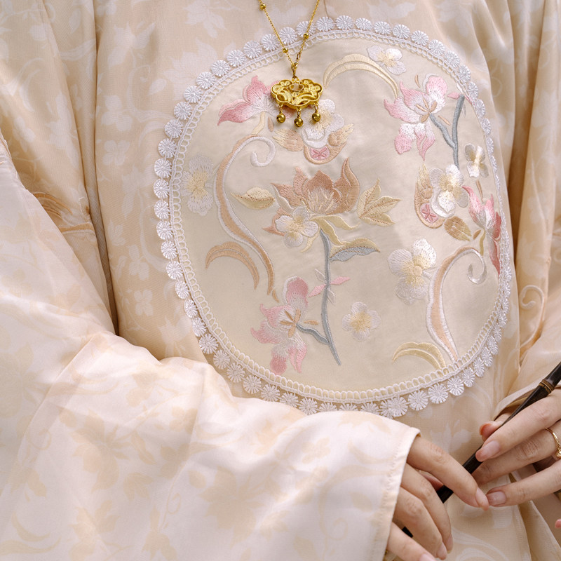 远山小荷明制汉服女刺绣圆领大襟荷花印花渐变汉服